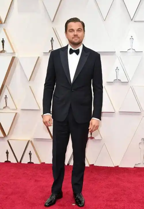 小李子分手巨星包袱,穿扎染裤配老头衫接地气,超模女友身材吸睛_形象_