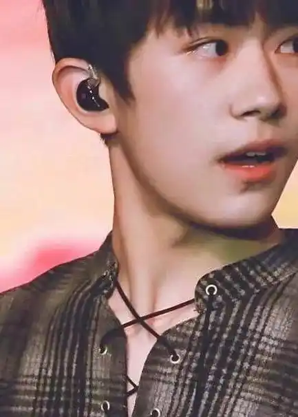 易烊千玺的喉结可以说是很诱人了,小编已经沦陷在大佬的喉结里,是一名