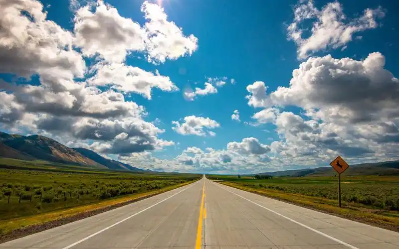 壁纸 路,蓝天,白色云彩,山 7680x4320 uhd 8k 高清壁纸, 图片, 照片