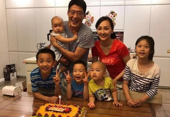 带你看看于震住的豪宅,头次见明星家这么多孩子,每一个都很可爱