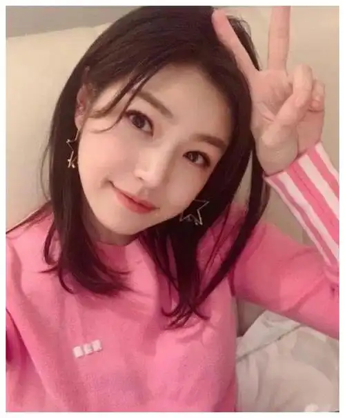 陈妍希嫩出新高度伸手比耶装可爱自拍照粉嫩可人脸瘦了一大圈