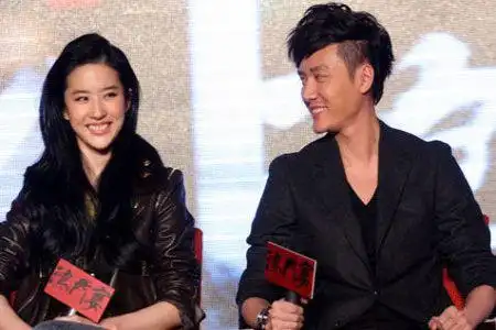 跟蔡小兰谈恋爱就谈恋爱,犯不着要告之于天跟蔡小兰相恋也是去年结婚