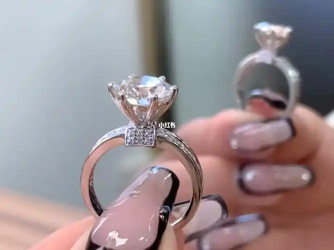 三克拉鸽子蛋钻戒