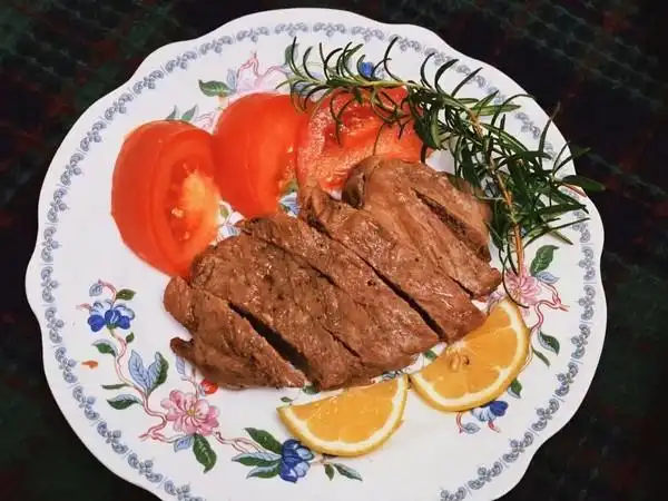 2021-11-30 17:06:58赞黑椒牛排牛排,橄榄油,盐,黑胡椒,蔬菜,水果摆盘