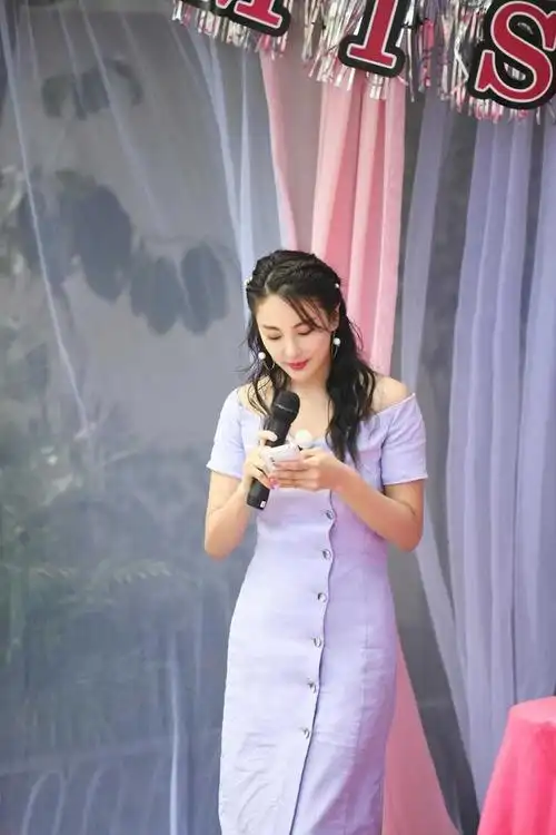 张雨绮终于换风格运动套装加花马甲似邻家少女青春活力十足