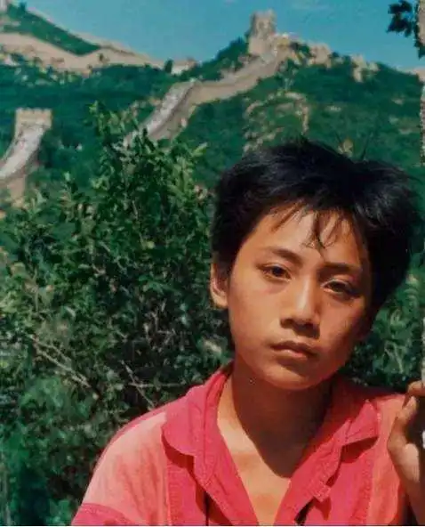 刘烨,照片中的刘烨看上去非常的青涩,而且从小就是一名小帅哥.