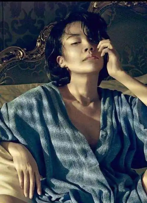 51岁的许晴夜走锻炼被偶遇,路人拍下生图,真实身材被全网羡慕_明星