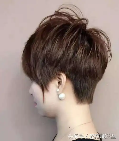 短发发型肯定以纹理烫为主,不要太卷,微微有个蓬松效果就好.
