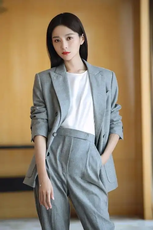 原创王媛可高调现身!穿针织衫配半身裙秀好身材,网友:太漂亮了