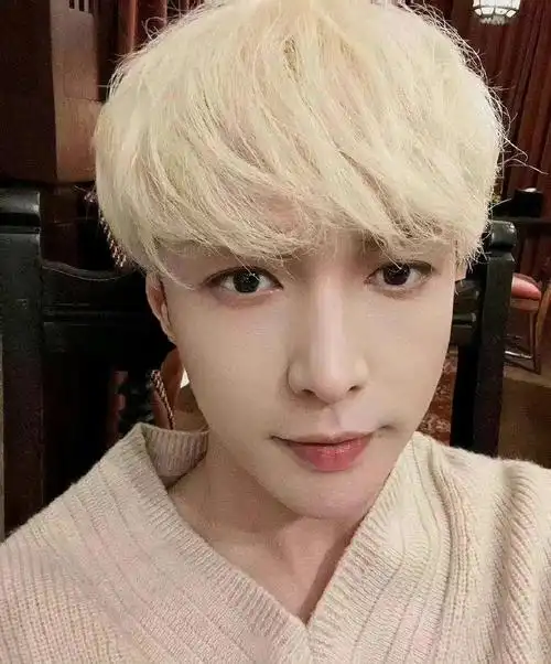 组图张艺兴晒金发怼脸自拍超吸睛抿嘴比耶酷帅有型