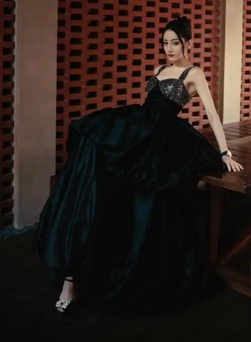 热巴:黑色星钻吊带礼服,真是热辣迷人