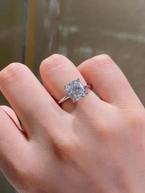 三克拉枕形钻戒眼睛都要被闪瞎了