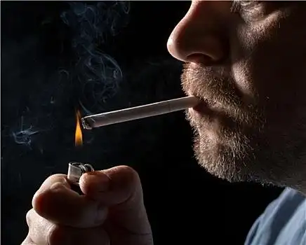 头像,男人,吸烟,香烟人,拿着,粉色,生日蜡烛,手,亮光,汽油,打火机隔绝