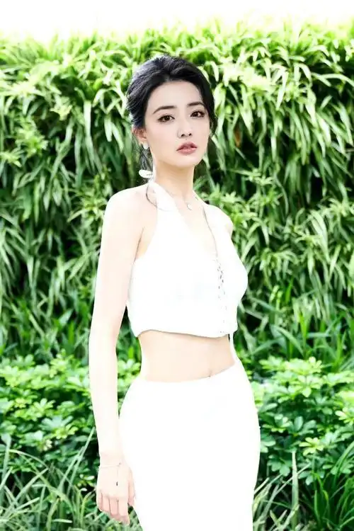 徐璐最新物料: 腰真细!还有马甲线!羡慕了!