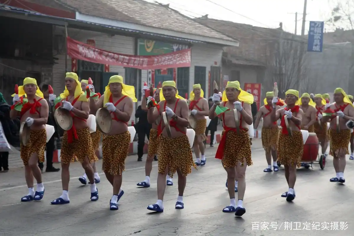 零下6度,7旬老人"背冰亮膘"赤膊上阵闹社火,网友:大爷真猛
