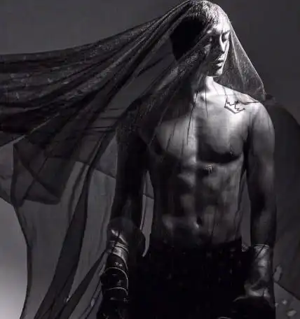 陈伟霆赤膊上阵大秀八块腹肌让千万网友流口水忍不住舔屏十万次