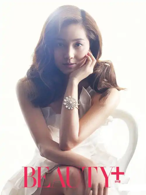 柳真全新写真出炉 拍时尚大片优雅甜美