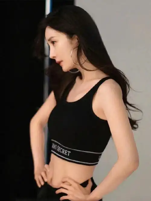 杨幂秦施#二八的视线拉回看眼杨幂维密的新图,马甲线 so sexy@杨幂