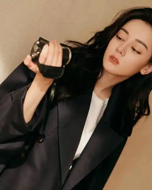 迪丽热巴穿白t恤悠闲惬意 五官立体精致氛围超治愈_写真_感觉_照片