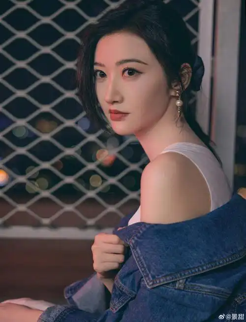 太美!35岁景甜拍大片露香肩 撑雨伞尽显柔美——上海热线娱乐频道