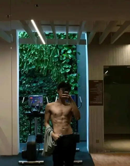 陈飞宇晒腹肌照,肌肉十分有线条,最近出圈名场面有点多