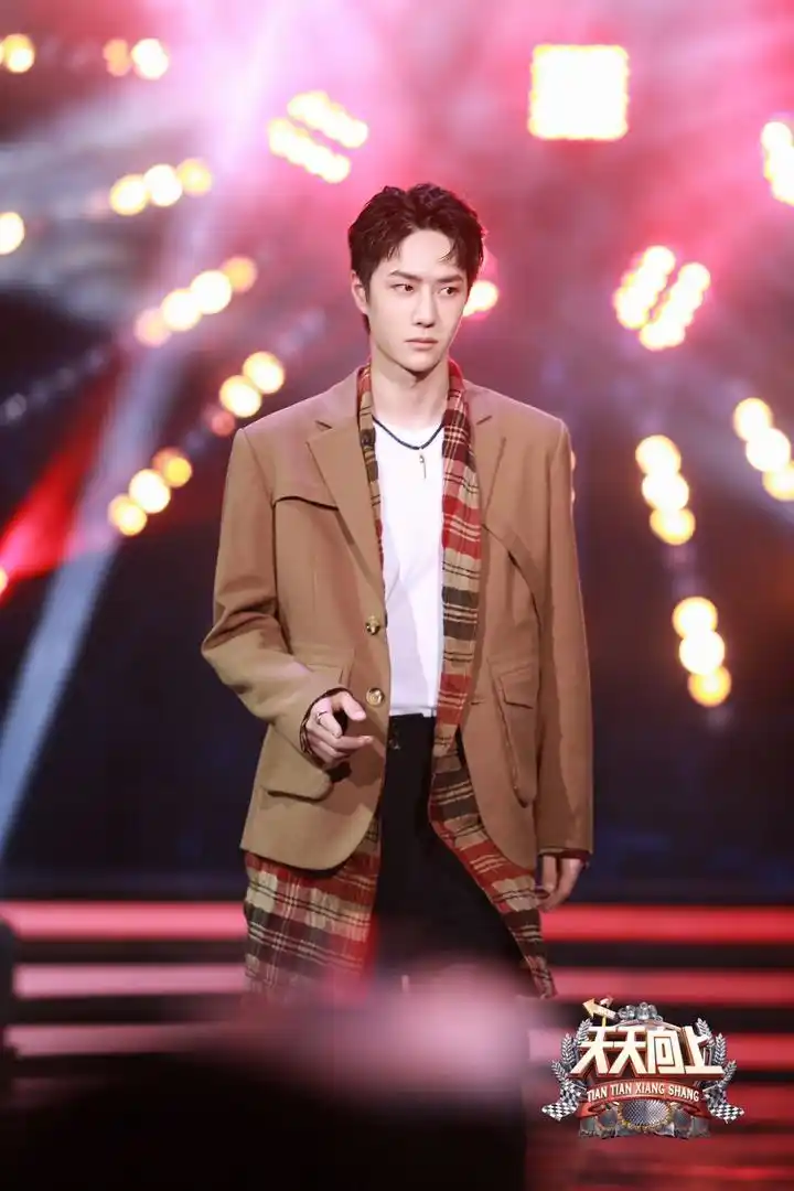 王一博天天向上上演私服秀钱枫棉被造型成笑点