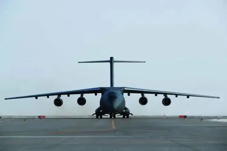 运-20飞机平稳降落