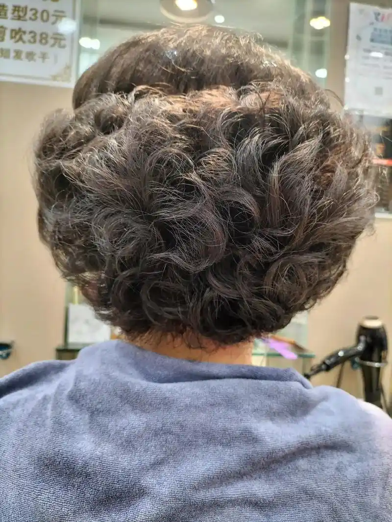 70年代的发型阿姨们喜欢707070 还是很受欢迎的94 - 抖音