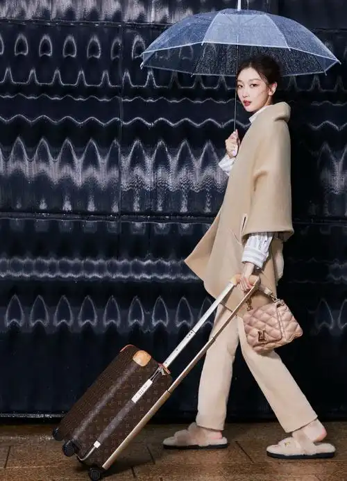 周冬雨启程巴黎时装周##周冬雨穿毛拖出发时装周