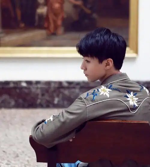 王俊凯置身于米兰,以帅气的短发造型出镜,  67