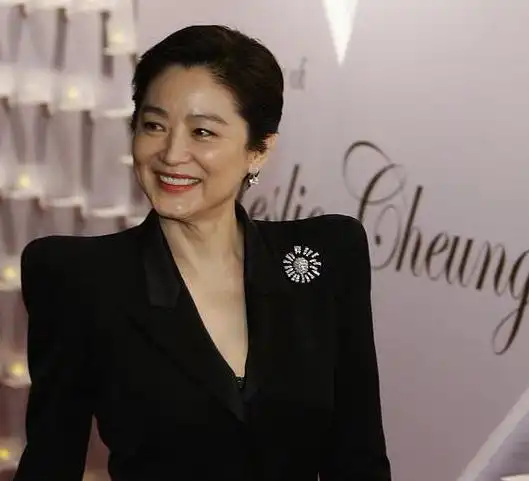 66岁林青霞分享动态,晒仙鹤照,晚年生活好惬意