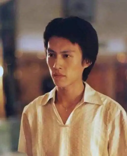 但是仔细看过他年轻时的照片,会发现靳东年轻的时候,颜值其实也很一般