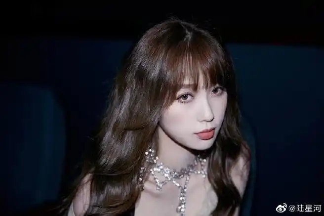 虞书欣肩带掉了##虞书欣造型