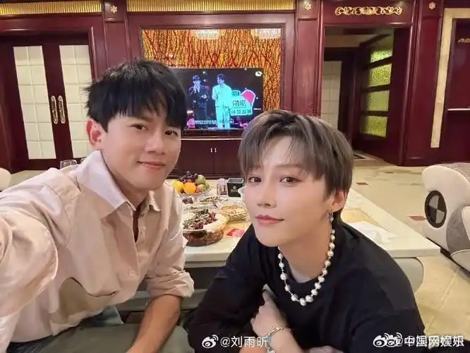 张杰刘雨昕合照