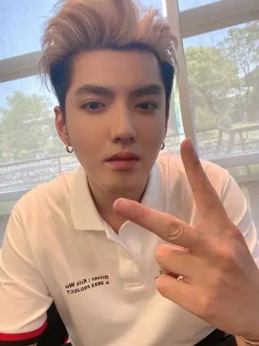 都美竹曝自己未成年时被吴亦凡灌酒,央视已经删除吴亦凡相关内容