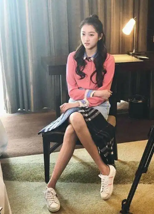 关晓彤坐姿绝了腿间间距2厘米网友穿裙子请不要这样坐