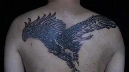 背部黑色大鹏鸟纹身图案