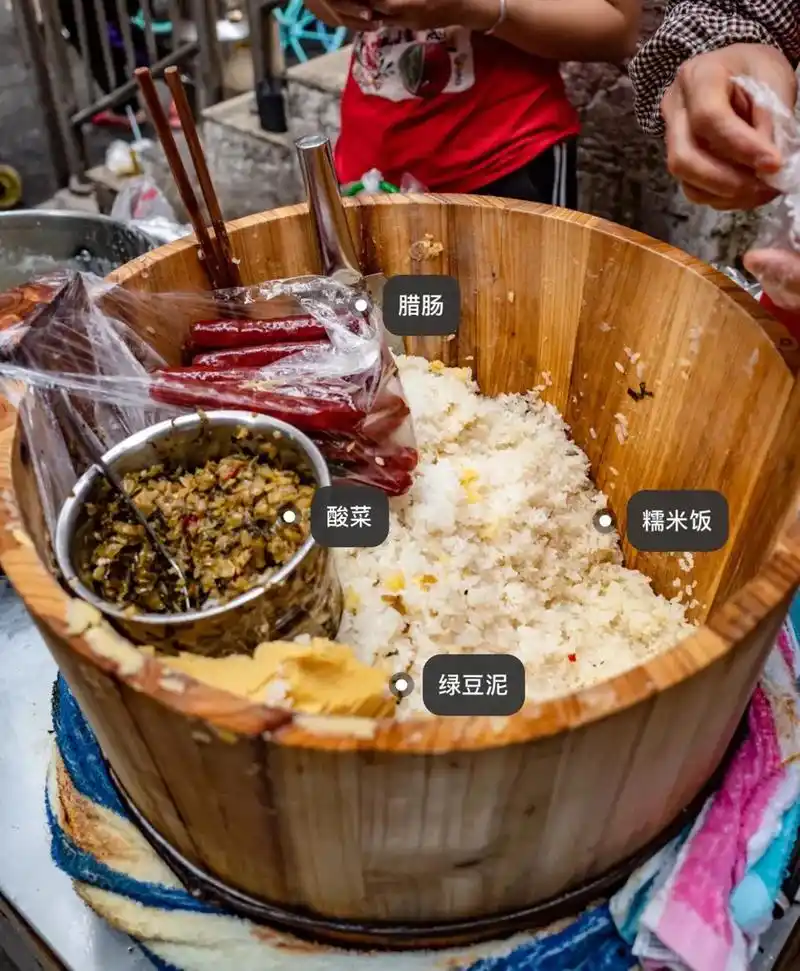 小巷子里卖了近30年的木桶糯米饭  喜欢米粒恰到好处的柔软和 - 抖音