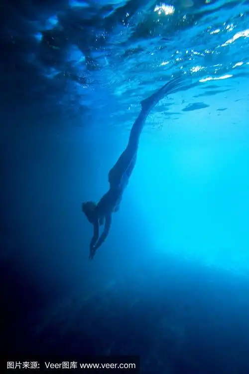 美女在海里潜水