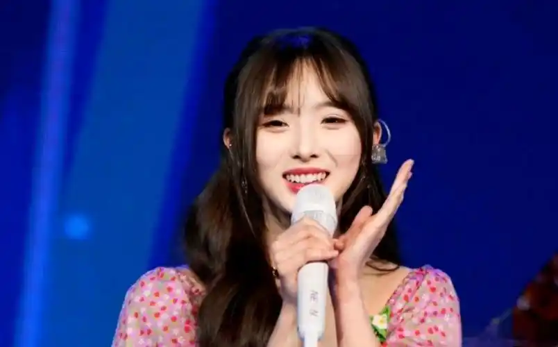 2015年,18岁的郑乃馨随泰国女团milkshake在泰国出道,发过单曲拍过