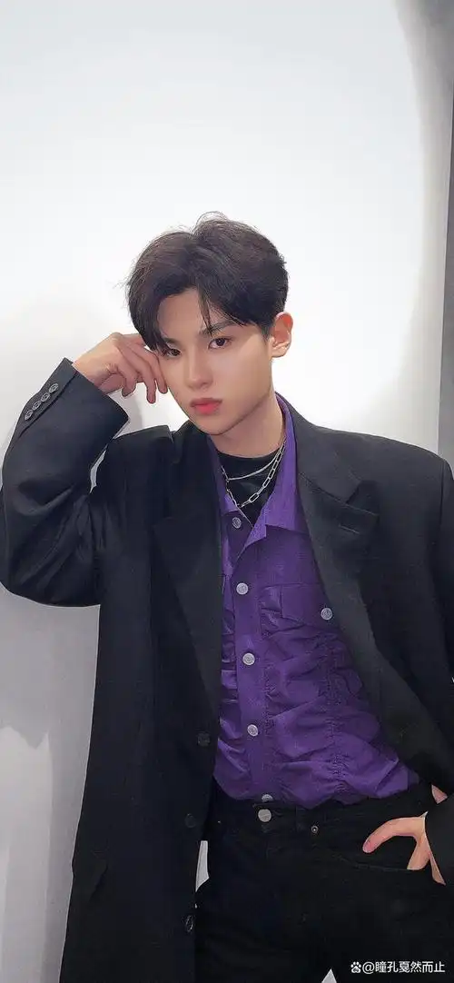 综艺感很强的温州小富贵黄明昊justin,也是一位歌手,17年参加韩国的