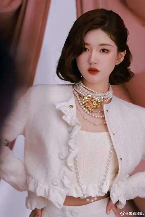 赵露思解锁摩登时代造型,复古前卫又大胆,这个卷发造型也太踩在我审美