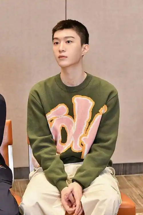 范丞丞寸头造型有点憨但穿绿色卫衣配长裤挺帅气真有范