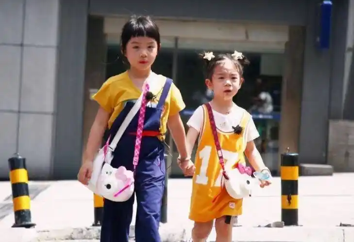 "小人精"戚薇女儿,分分钟让网友沦陷,凭借的可不是颜值_lucky_爸爸