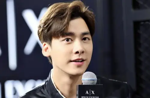 而李易峰把头发染成白色之后,反而一股时尚感油然而生呼之欲出,他不管