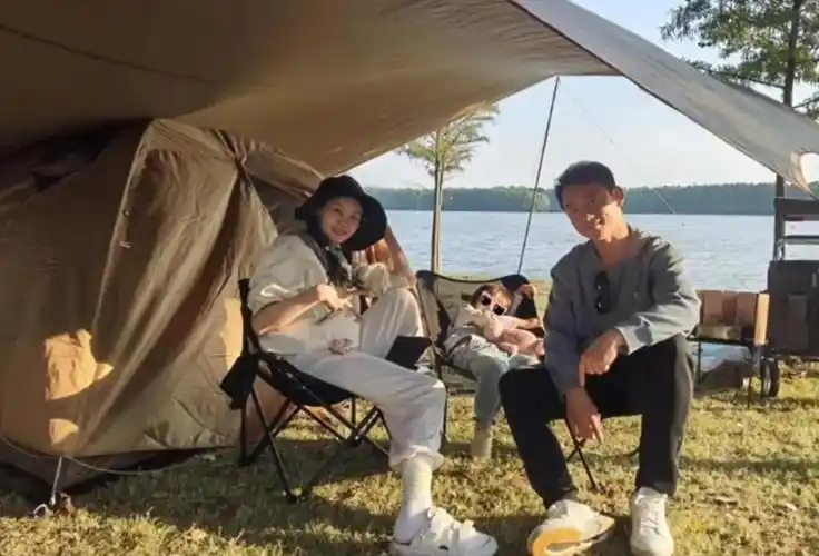 小安娜仙气飘飘,苗苗一身牛仔潮范十足,而郑恺则展现出了独特的魅力