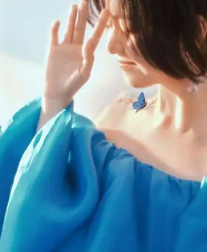 谭松韵电子刊封面大片,侧颜锁骨天鹅颈,蓝色温柔,缤纷活力