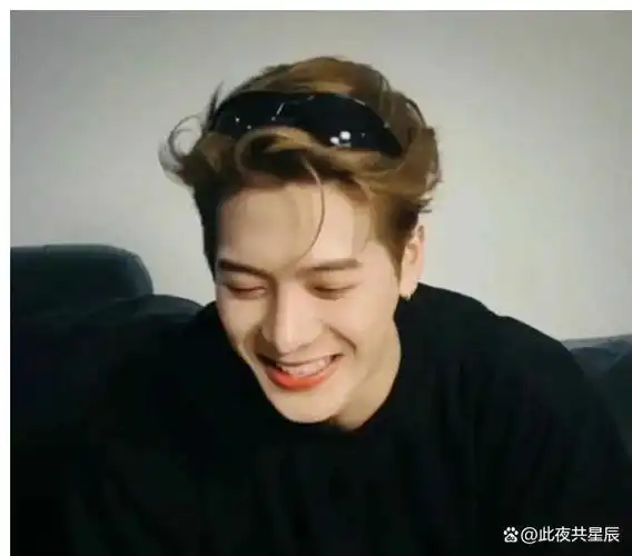 王嘉尔魅力无限细腻肌肤引人注目实力唱将颜值爆表