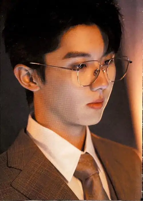 马嘉祺全员加速中#哪个好人扫描一下pb内页特别是金丝框眼镜的!