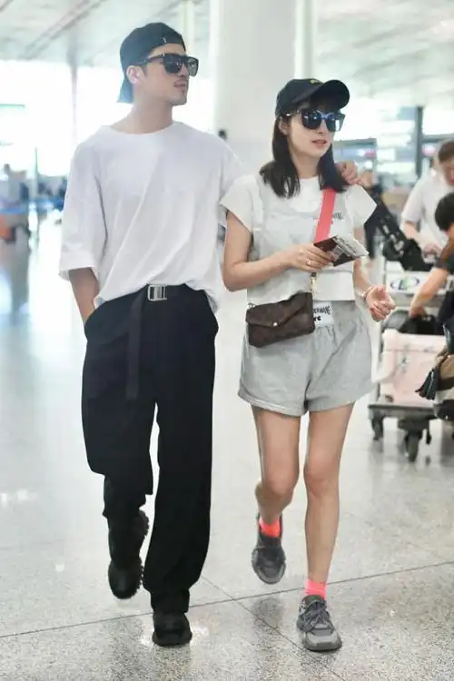 而说起夫妻两人的穿搭,就不得不提到姜潮拥有男神级别的身高.